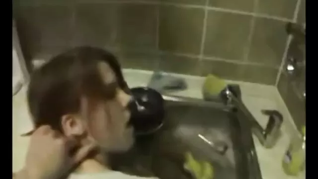 سبزه برهنه با سینه های کوچک با یک مربی به ورزش می رود