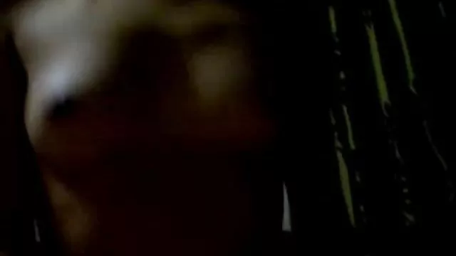 او دختران دوست داشتنی را به خانه خود دعوت کرد و با آنها در بستر رابطه جنسی برقرار کرد.