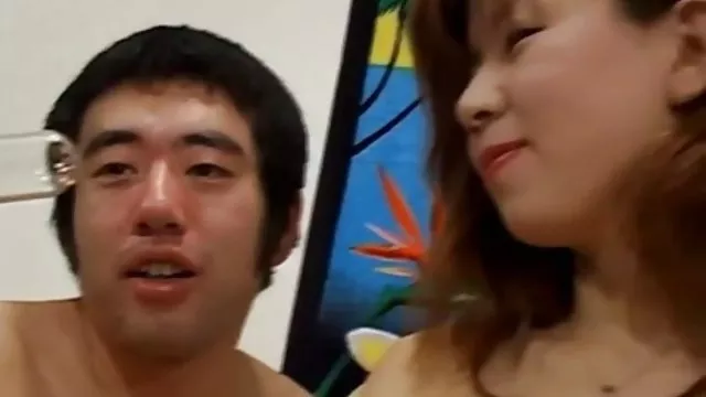 من به طور اتفاقی دامنم را با چای MILF غرق کردم و در آخر به سختی لخت شدم در اتاق خواب