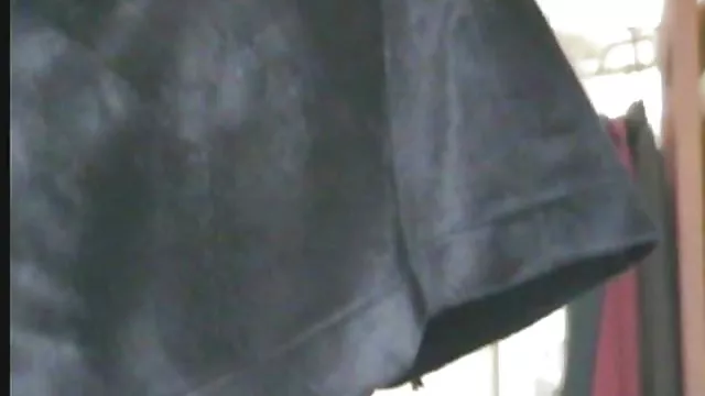 همسر متوسطی که از شخص اول در پورنو خانگی بازی می کرد و مکش ملایمی انجام می داد