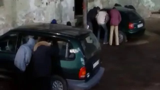 عوضی بالغ روسی در جوراب ساق بلند به یک پسر جوان در صندلی صندلی تسلیم می شود