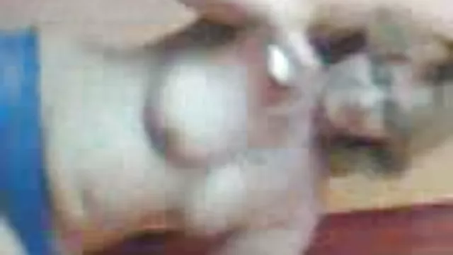معشوقه برده در حمام را در دهان گشود و او را مجبور به لیسیدن کلاه کرد