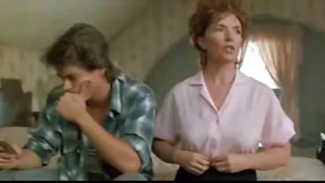 تسلط مربی MILF بر ورزشکار زیبا و جوان حاکم است
