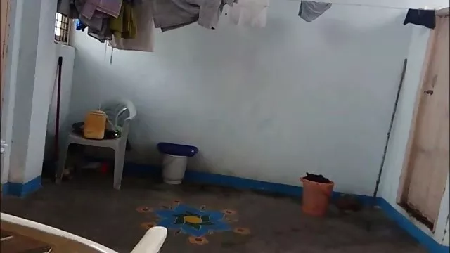 MILF لوکس در جوراب ساق بلند نشان می دهد سمبل زیبا و بیدمشک انگشت