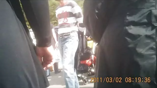 معلم بالغ بالغ دانش آموز جوان روسی را لگد می زند