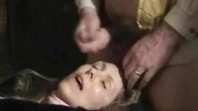 MILF گرسنه به دیدار دوستش آمد و از او خواست که دیلدو را سرخ کند