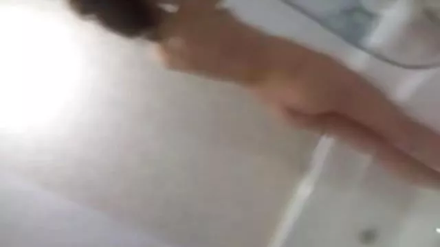 سبزه زیبا هر دو سوراخ خود را به طور همزمان استمناء می کند و یک خروس بزرگ را در الاغ محکم می کند