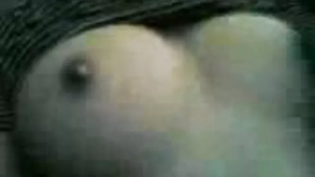 عزیزم هوتی طبیعی یک خروس را در دهانش گرفت و آن را مکید