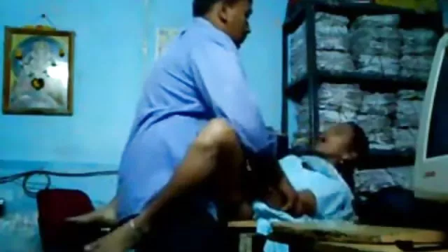 دختر باریک با غنیمت زیبا هنگام لعنتی لذت می برد