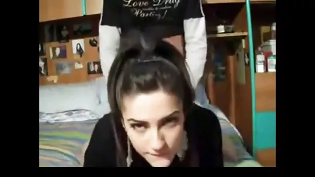 زن و شوهر جوان زیبا بوسه می زنند و رابطه جنسی حساس دارند