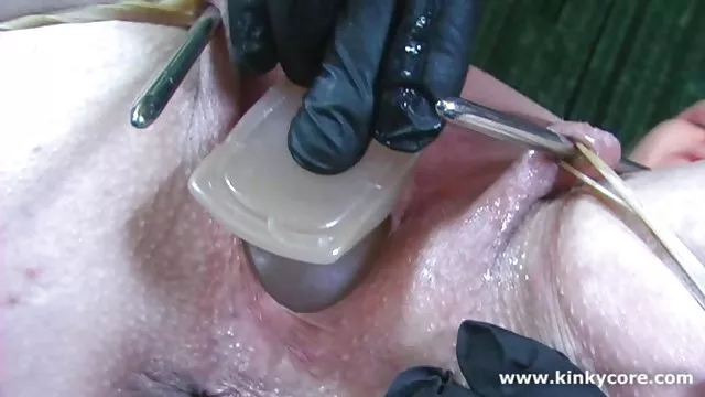 پسر شاخی و سبزه روسی در حمام قرار می گیرند