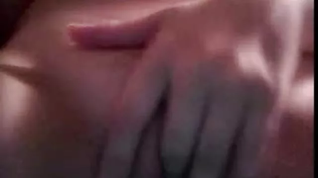 او شورت صورتی خود را بیرون آورد و خودش را به یک پسر هیجان زده در سوراخ مقعد واگذار کرد