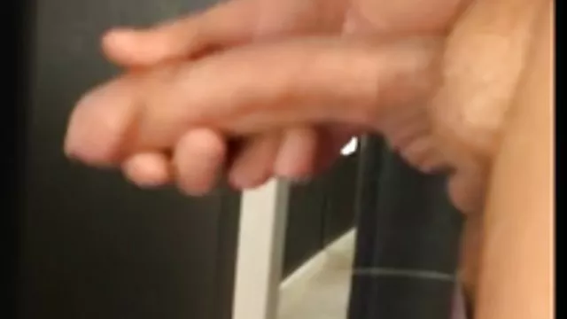شلخته روسی باریک سعی می کند جلوی دوربین لباس تنگ و زیبایی بگیرد