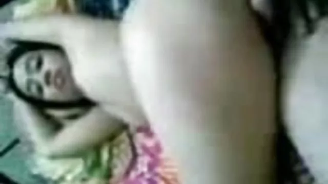 لزبین های شیرین با مشاعره بزرگ بر روی نیمکت با دیک لاستیکی نوازش می کنند